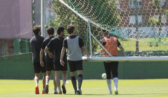 César Díaz, en el centro, golpea el balón durante una sesión en La Albericia. 