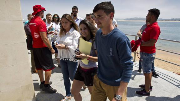 Aspirantes a socorristas que acudieron a la convocatoria de la empresa adjudicataria. De rojo, dos coordinadores del servicio.