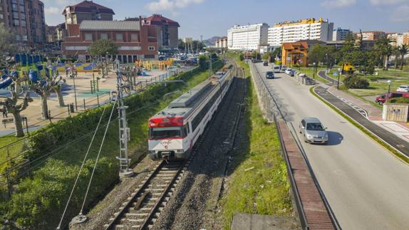 Camargo quiere cubrir 400 metros de vía ferroviaria entre Cros (derecha) y el Parque Lorenzo Cagigas (izquierda)