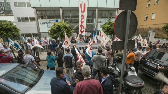 Concentración de trabajadores de GSW frente a la sede del Gobierno