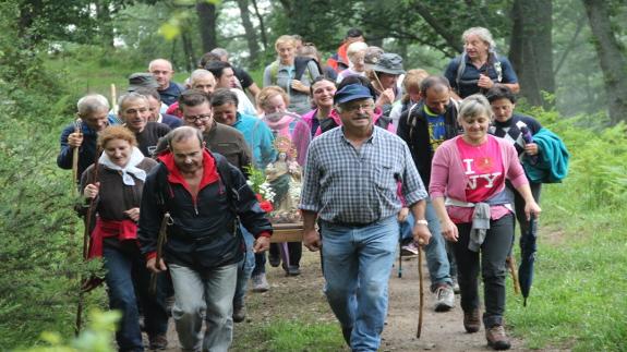 La imagen de la Virgen de la Salud es llevada por los devotos camino del puerto de Áliva.