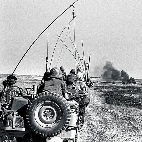 Un equipo de comunicaciones israelí avanza por el desierto en la fulgurante ofensiva de junio de 1967