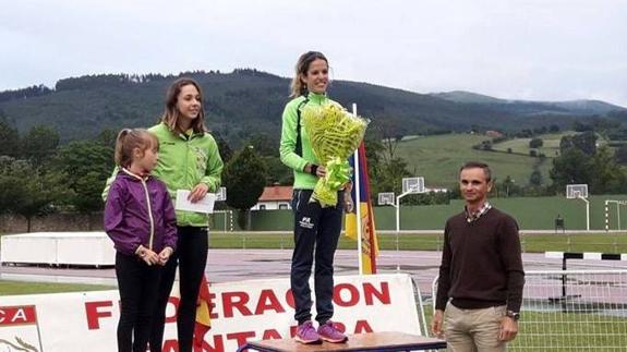 Las dos ganadoras de la XVI edición Gran Premio Los Corrales, Lara Gómez en segunda posición y Maitane Melero en primera 