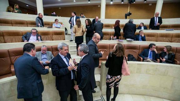 Los diputados cántabros, antes de la celebración de un pleno en el Parlamento. 