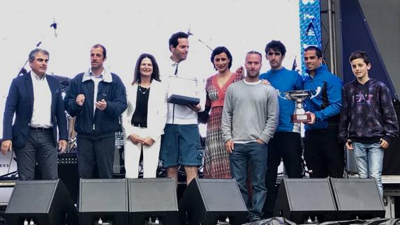 La tripulación del 'ONO, que ha ganado la Copa de España, comandada por Pablo Santurde (con jersey gris), junto a organizadores y representantes institucionales. 