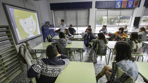 El calendario escolar sin Semana Santa ni Carnaval divide a los colectivos de padres