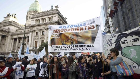 Manifestación de familiares de represores renegando de ellos, el sábado en Buenos Aires