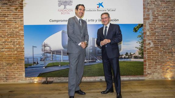 El presidente de la Fundación Botín, Javier Botín, a la izquierda, y el director general de la Fundación Bancaria ‘la Caixa’, Jaume Giró, durante su encuentro. 