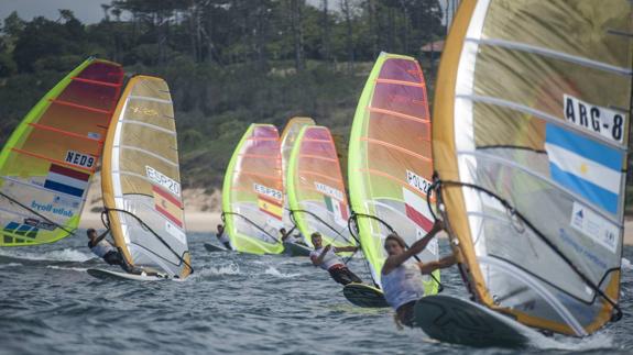 Los regatistas de RSX en una de las mangas de ayer. En su Medal Race de hoy, a las 13.05 horas, habrá dos españoles.