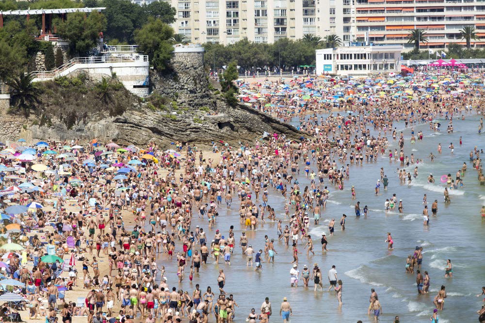 La Primera playa de El Sardinero en plena temporada de verano.