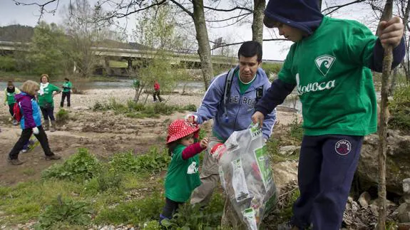 El Proyecto Ríos de la Asociación Cambera se desarrolla en base a datos científicos que recogen 466 voluntarios en los ríos de la región desde hace una década.