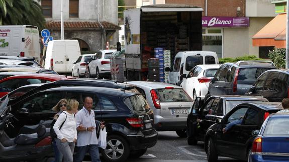 La escasez de plazas de aparcamiento en el centro de la ciudad obligan al Ayuntamiento a estudiar distintas alternativas