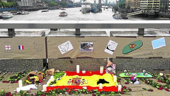 Imagen del homenaje  a Ignacio Echeverría, en el Puente de Londres.