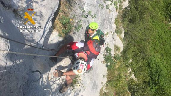 Uno de los miembros del Greim llega al montañero rescatado.