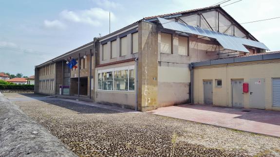 Fachada principal del colegio público Manuel Lledías de Cartes,