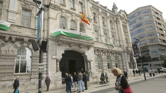 El Ayuntamiento, que ya luce la bandera racinguista, este fin de semana se iluminará de verde.