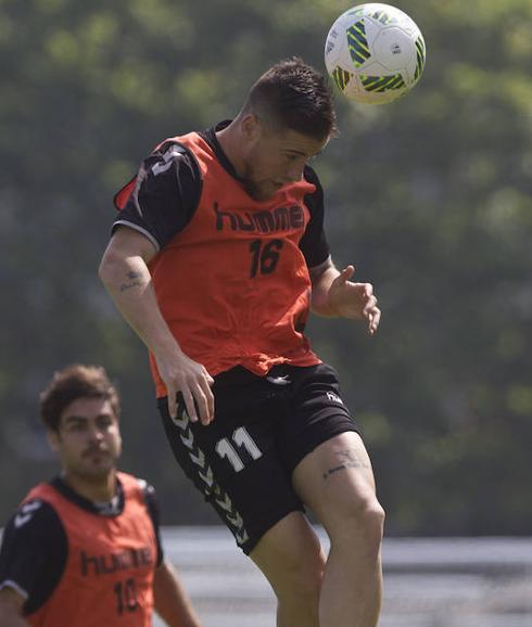 Dani Aquino remata de cabeza en el entrenamiento de el miércoles