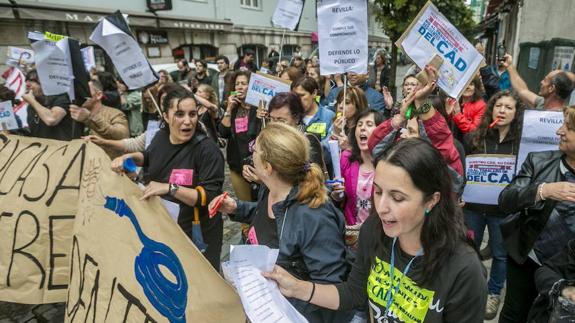 Trabajadores del CAD de Sierrallana en protesta frente a la sede del Gobierno de Cantabria