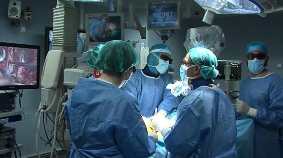 Intervención con un exoscopio 3D en los quirófanos de Valdecilla