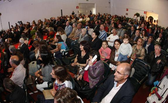 La primera edición de los Premios Alimentos de Cantabria, celebrada en La Lechera de Torrelavega, concentró a numeroso público.