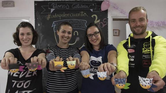 Gema, Beatriz, Carmen y Rubén, integrantes de la asociación ‘Pelones Cantabria’, con sus broches solidarios.