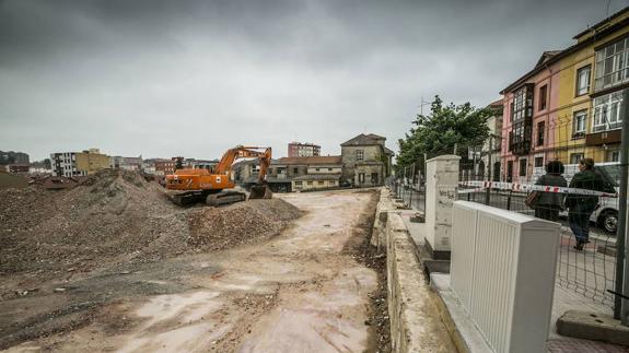 Obras de construcción del aparcamiento en el solar de Tabacalera, en la calle Alta de Santander