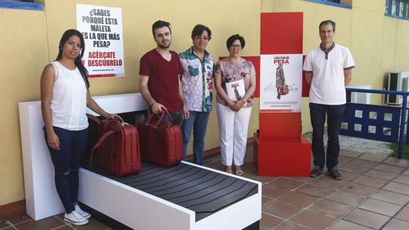 Ahmed y Lorena, refugiados en Cantabria, junto a Javier Fernández, Sandra García y Alfonso Alonso, de Cruz Roja.