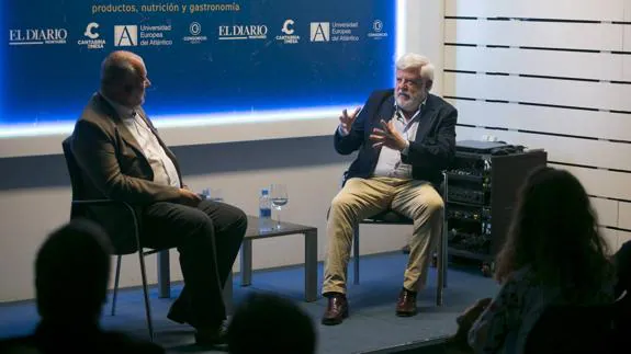 Carlos Maribona, a la derecha, es entrevistado por José Luis Pérez.