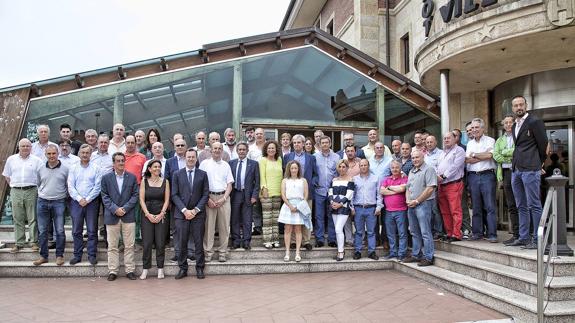 Revilla posa con los líderes del PRC de toda Cantabria.