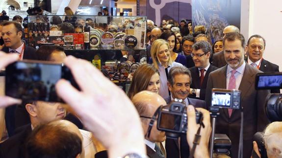 La visita de los Reyes al stand de Santander en Fitur 2017.