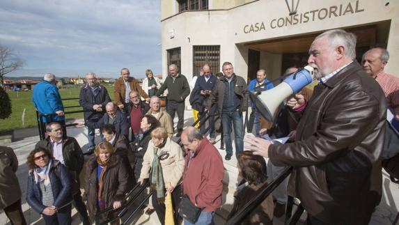 Imagen de archivo de una concentración de afectados por los derribos ante el ayuntamiento de Arnuero.