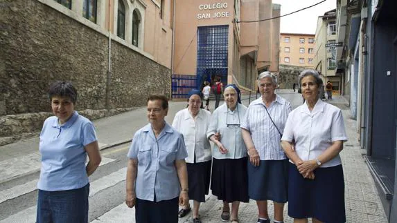 Desde la izquierda, las religiosas Esperanza Ruiz, Ángela Lana, Asunción González, María Luisa Abad, Isabel García y Purificación Blanco, delante de la entrada al colegio, en la calle Asilo. 