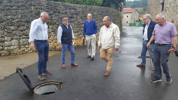 Representantes de Confederación, Consejería y Ayuntamiento comprobando las obras.