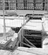 Acceso al refugio de la Guerra Civil. / SE QUINTANA