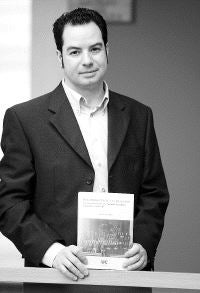 JULIÁN SANZ HOYA HISTORIADOR Y AUTOR DEL LIBRO 'DE LA RESISTENCIA A LA REACCIÓN' / «La República debe ser analizada en sí misma»