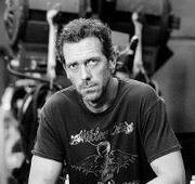 HUGH LAURIE ACTOR / «Todos queremos ser como House, libres y sin asumir culpas»