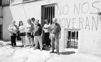 Algunos de los propietarios que se niegan a abandonar sus casas. / SE QUINTANA