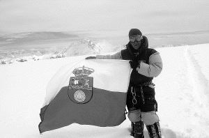 La bandera de Cantabria, en la cima del Cho-Oyu