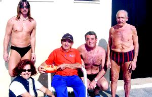 'Cioli' sopló las velas con sus amigos, en su playa favorita / SE QUINTANA