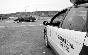 Dos ladrones ocultan su botín en un coche de la Guardia Civil