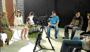 Los participantes de un casting de televisión, repasan el guión de su audición. / DM