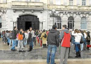 Estudiantes de los IES Pereda, Santa Clara, Torres Quevedo y Cantabria, en la concentración. / QUINTANA