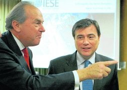 El subgobernador del Banco de España, José Viñals, conversa con Juan Rodríguez Inciarte. /EFE