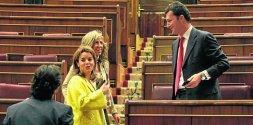 Soraya Sáenz de Santamaría conversa con Santiago Cervera tras el debate de los Presupuestos. / EFE