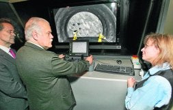Jesús Rodríguez, Francisco Ballester y Mayte Santamaría, en el simulador de tuneladora. /A. FERNÁNDEZ