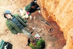 Garzón divide a los jueces que deberán enfrentarse a las fosas de la Guerra Civil