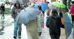 El paraguas se ha convertido este otoño, más que nunca, en un utensilio imprescindible. / ANDRÉS FERNÁNDEZ