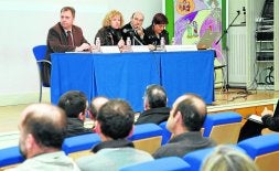 El encuentro se produjo ayer en la sede del Centro Asociado de la UNED. / DANIEL PEDRIZA