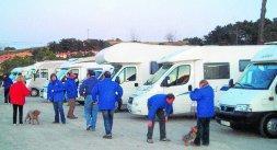 Propietarios de autocaravanas se manifestaron ayer y se reunieron con el alcalde