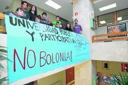 Un grupo de alumnos contrario al Plan Bolonia se encerró ayer en el Rectorado